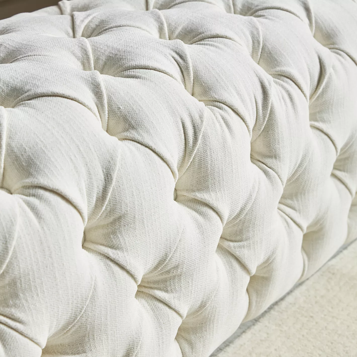 Elegant Chesterfield-Style Tufted Bench.